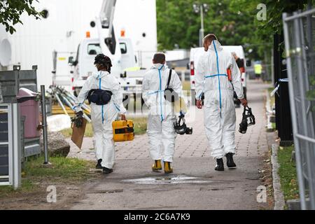 Linkoping, Svezia 20200630 la casa plurifamiliare di Skattegården, Skäggetorp, dove sabato c'era un incendio. Martedì, i tecnici della polizia e gli investigatori antincendio del servizio antincendio erano in loco e in casa. Foto Gippe Gustafsson Foto Stock