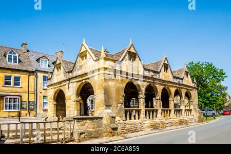 Il 17 ° secolo (costruito nel 1627) grado i elencato mercato Hall nel centro della città di Chipping Campden, una piccola città di mercato nel Gloucestershire Cotswolds Foto Stock