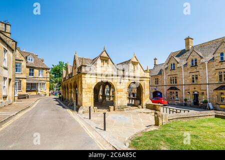 Il 17 ° secolo (costruito nel 1627) grado i elencato mercato Hall nel centro della città di Chipping Campden, una piccola città di mercato nel Gloucestershire Cotswolds Foto Stock