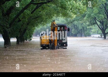 Nanchang, la provincia cinese di Jiangxi. 8 luglio 2020. Un escavatore corre su una strada allagata a Zhaoxian Township di Nanchang City, Provincia Jiangxi della Cina orientale, 8 luglio 2020. Nanchang ha sperimentato incessanti downpours negli ultimi giorni. Credit: Zhou mi/Xinhua/Alamy Live News Foto Stock