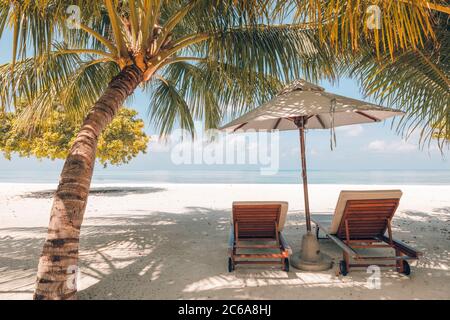 Bellissima spiaggia rilassante. Sedie sulla spiaggia di sabbia vicino al mare. Vacanza estiva e concetto di vacanza per il turismo. Paesaggio tropicale ispirato Foto Stock