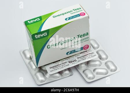 KIEV, UCRAINA - 28 MAGGIO 2020: Gastroenterologia farmaco generico Omeprazole da TEVA, scatola e blister chiodati su bianco. TEVA Pharmaceuticals è un americano Foto Stock