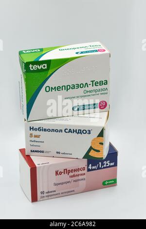 KYIV, UCRAINA - 28 MAGGIO 2020: Farmaci generici antipertensivi e gastroenterologici con closeup di scatole di perindopril, indapamide, nebivololo e omeprazolo Foto Stock