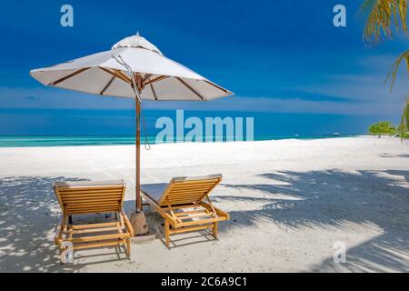 Sedie da spiaggia con ombrellone su sabbia bianca e vista mare. Viaggio tropicale, vacanza estiva. Natura esotica paesaggio spiaggia Foto Stock