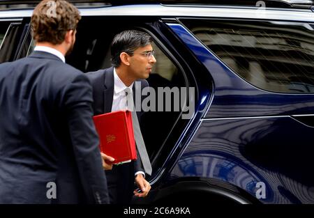 Rishi Sunak, deputato - Cancelliere dello scacchiere - arriva a Downing Street dopo aver risposto alle interrogazioni del Tesoro in Parlamento, il 7 luglio 2020 Foto Stock