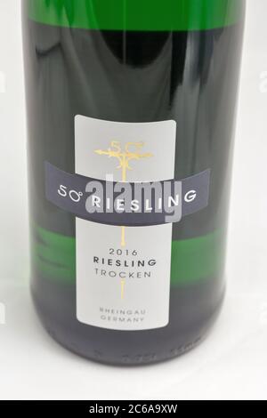 KIEV, UCRAINA - 11 NOVEMBRE 2018: Tedesco 50 Riesling bottiglia etichetta closeup su sfondo bianco. La regione del Rheingau è uno dei vini più importanti Foto Stock