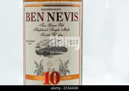 KIEV, UCRAINA - 21 SETTEMBRE 2019: Ben Nevis dieci anni Highland Single Malt Scotch Whisky bottiglia etichetta closeup su sfondo bianco. Ben Nevi Foto Stock