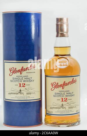 KIEV, UCRAINA - 21 SETTEMBRE 2019: Glenfarclas Highland Single Malt Scotch Whisky bottiglia e scatola contro bianco. È Speyside singolo malto Scotch Whi Foto Stock