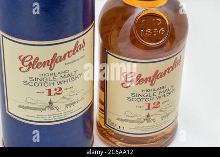 KIEV, UCRAINA - 21 SETTEMBRE 2019: Glenfarclas Highland Single Malt Scotch Whisky bottiglia e scatola contro bianco. È Speyside singolo malto Scotch Whi Foto Stock