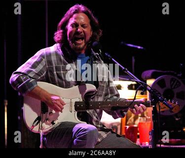 Il frontman di Pearl Jam Eddie Vedder si esibisce presso il Broward Center for the Performing Arts di Fort Lauderdale, Florida. Foto Stock