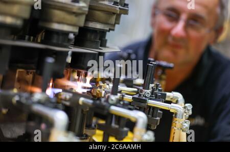 Plauen, Germania. 8 luglio 2020. Ralf Klug, dipendente di Vosla GmbH, sta lavorando su una macchina per lo stampaggio di lampadine per la produzione di lampade alogene. Attualmente, il produttore di lampade speciali impiega ancora 150 persone. Il core business delle lampade alogene per il mercato automobilistico è in calo da anni. La tradizionale azienda Vogtland cerca di seguire il mercato in continua evoluzione con sviluppi innovativi nella tecnologia LED. Credit: Jan Woitas/dpa-Zentralbild/dpa/Alamy Live News Foto Stock