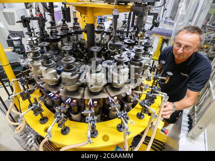 Plauen, Germania. 8 luglio 2020. Ralf Klug, dipendente di Vosla GmbH, sta lavorando su una macchina per lo stampaggio di lampadine per la produzione di lampade alogene. Attualmente, il produttore di lampade speciali impiega ancora 150 persone. Il core business delle lampade alogene per il mercato automobilistico è in calo da anni. La tradizionale azienda Vogtland cerca di seguire il mercato in continua evoluzione con sviluppi innovativi nella tecnologia LED. Credit: Jan Woitas/dpa-Zentralbild/dpa/Alamy Live News Foto Stock