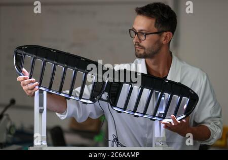 Plauen, Germania. 8 luglio 2020. Benjamin Schmidt, ingegnere di processo presso Vosla GmbH, presenta un rene di una BMW illuminata da LED. L'azienda ha sviluppato il "bagliore iconico" per il produttore di auto. Attualmente, il produttore di lampade speciali impiega ancora 150 persone. Il core business delle lampade alogene per il mercato automobilistico è in calo da anni. La tradizionale azienda Vogtland cerca di seguire il mercato in continua evoluzione con sviluppi innovativi nella tecnologia LED. Credit: Jan Woitas/dpa-Zentralbild/dpa/Alamy Live News Foto Stock