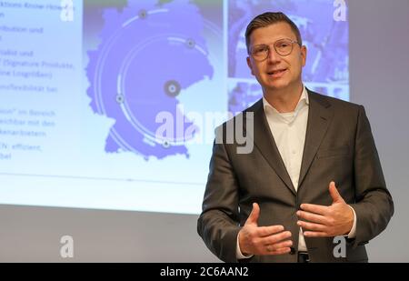 Plauen, Germania. 8 luglio 2020. Carsten Riedel, amministratore delegato di Vosla GmbH, informa il Ministro dell'Economia della Sassonia sulla situazione della sua società. Attualmente, il produttore di lampade speciali impiega ancora 150 persone. Il core business delle lampade alogene per il mercato automobilistico è in calo da anni. La tradizionale azienda Vogtland sta cercando di seguire il mercato in continua evoluzione con sviluppi innovativi nella tecnologia LED. Credit: Jan Woitas/dpa-Zentralbild/dpa/Alamy Live News Foto Stock