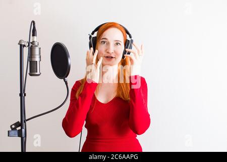 Il giovane cantante non può registrare la canzone Foto Stock