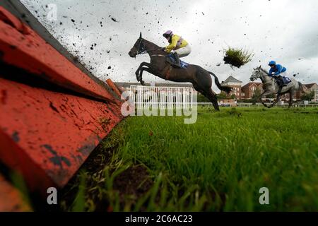 Una visione generale mentre i corridori scappano un volo di ostacoli nell'hurdle irlandese di Marketing di Mares 'Novices' (gara GBB) (Div 2) all'Ippodromo di Stratford-on-Avon. Foto Stock