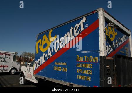 Austin, Texas, USA, 2003: Consegna camion per Rent-A-Center, una catena di negozi che noleggiano elettrodomestici e mobili per termini settimanali e mensili. ©Bob Daemmrich Foto Stock