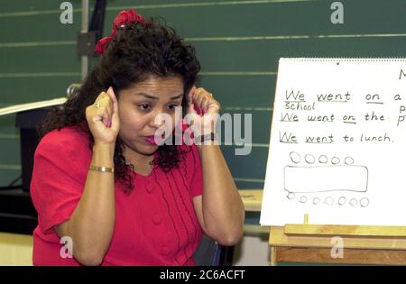 Austin, Texas USA, 14 agosto 2000: Il primo giorno di scuola, 2000-2001, l'insegnante bilingue di primo grado Rita Haecker della Kocurek Elementary lavora con i suoi studenti. E' vicepresidente del capitolo locale della American Federation of Teachers. ©Bob Daemmrich Foto Stock