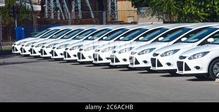 le auto bianche sono allineate nel parcheggio in una fila Foto Stock