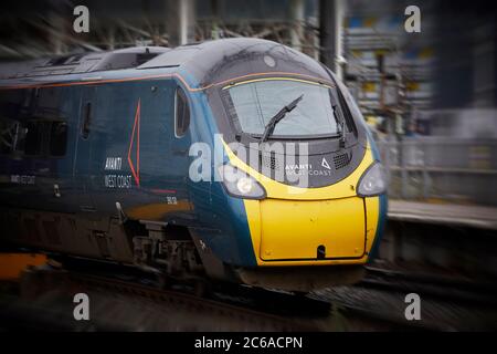 FirstGroup Trenitalia Avanti West Coast rail franchise WCML West Coast linea principale Alstom Classe 390 treno Pendolino da Londra a Manchester presso MCR Pic Foto Stock