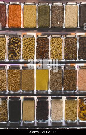 Ampia selezione di cereali, frutta secca e frutta secca in un negozio di alimenti per la salute Foto Stock