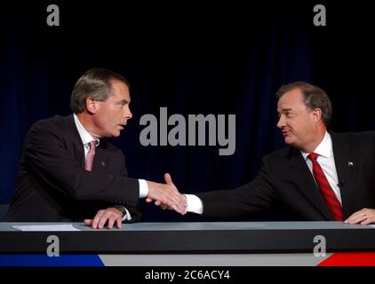 Dallas, Texas USA, 24OCT02: I candidati del vice governatore del Texas David Dewhurst (a sinistra) e John Sharp (a destra) discutono a Dallas giovedì sera per il lavoro probabilmente più potente del governo del Texas, il presidente del Senato del Texas. Dewhurst, un repubblicano, è l'attuale Commissario per la terra del Texas, mentre Sharp, un democratico, è un ex controllore statale. ©Bob Daemmrich Foto Stock