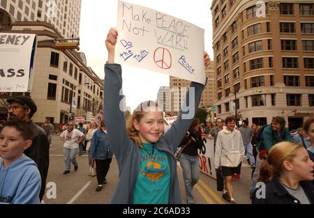 Austin, Texas USA, 15 febbraio 2003: I manifestanti anti-guerra si radunano nella capitale del Texas mentre milioni di persone si riuniscono in tutto il mondo per protestare contro l'imminente guerra degli Stati Uniti contro l'Iraq. Fu una delle più grandi manifestazioni politiche nella storia del Texas. I dimostranti di tutte le età indossavano costumi. Portava cartelli di protesta fatti in casa e tamburi sbattuti, che ricordavano i raduni contro la guerra degli Stati Uniti degli anni '1960 ©Bob Daemmrich Foto Stock