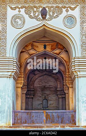 Archi della Grande Moschea all'interno del complesso della tomba Qutb Shahi/Qutub Shahi a Ibrahim Bagh, Hyderabad, Telangana, India. Foto Stock