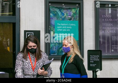 NATIONAL GALLERY LONDRA, REGNO UNITO. 8 luglio 2020. Il personale che indossa maschere protettive accoglie i visitatori che si accodano fuori dalla Galleria Naitonal di Trafalgar Square Londra, che ha ufficialmente riaperto le sue porte al pubblico dopo essere stato chiuso per 3 mesi e 111 giorni in blocco il più lungo della sua storia del 196 a causa della pandemia di coronavirus COVID-19. I visitatori possono entrare nella Galleria Nazionale solo con prenotazioni di ingresso a tempo e social distancing sistema di sola andata e altre precauzioni. Credit: amer Ghazzal/Alamy Live News Foto Stock