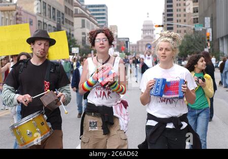 Austin, Texas USA, 15 febbraio 2003: I manifestanti anti-guerra si radunano nella capitale del Texas mentre milioni di persone si riuniscono in tutto il mondo per protestare contro l'imminente guerra degli Stati Uniti contro l'Iraq. Fu una delle più grandi manifestazioni politiche nella storia del Texas. I dimostranti di tutte le età indossavano costumi. Portava cartelli di protesta fatti in casa e tamburi sbattuti, che ricordavano i raduni contro la guerra degli Stati Uniti degli anni '1960 ©Bob Daemmrich Foto Stock