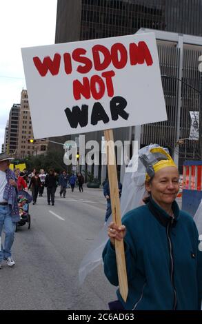 Austin, Texas USA, 15 febbraio 2003: I manifestanti anti-guerra si radunano nella capitale del Texas mentre milioni di persone si riuniscono in tutto il mondo per protestare contro l'imminente guerra degli Stati Uniti contro l'Iraq. Fu una delle più grandi manifestazioni politiche nella storia del Texas. I dimostranti di tutte le età indossavano costumi. Portava cartelli di protesta fatti in casa e tamburi sbattuti, che ricordavano i raduni contro la guerra degli Stati Uniti degli anni '1960 ©Bob Daemmrich Foto Stock