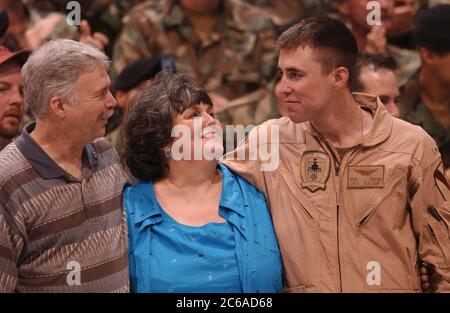 Fort Hood, Texas 19APR03: Da sinistra a destra, Ronald e Kaye Young salutano il figlio, Chief Warrant Officer 2 Ronald D. Young, Jr., sabato sera, quando è tornato dal prigioniero dello stato di guerra in Iraq. Gli ex prigionieri di guerra (POW) in operazione la libertà irachena ritornarono a casa a Fort Hood, Texas sabato sera per una riunione con i membri della famiglia e i colleghi nella prima Divisione di Cavalleria, 1° Battaglione, 227° Reggimento dell'Aviazione di stanza a questa estesa base del Texas centrale. ©Bob Daemmrich Foto Stock