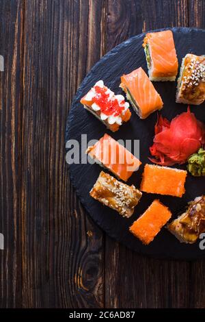 Sushi roll di vari tipi per intenditori di cucina orientale Foto Stock