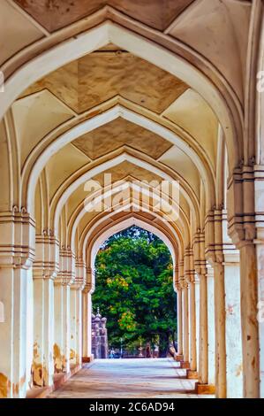 Archi all'interno delle tombe Qutb Shahi/Qutub Shahi a Ibrahim Bagh, Hyderabad, Telangana, India. Foto Stock