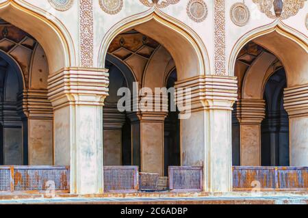 Archi della Grande Moschea all'interno del complesso della tomba Qutb Shahi/Qutub Shahi a Ibrahim Bagh, Hyderabad, Telangana, India. Foto Stock