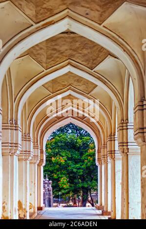 Archi all'interno delle tombe Qutb Shahi/Qutub Shahi a Ibrahim Bagh, Hyderabad, Telangana, India. Foto Stock