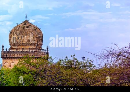 Una struttura a cupola intemperata di una tomba all'interno del complesso della tomba Qutb Shahi/Qutub Shahi a Ibrahim Bagh, Hyderabad, Telangana, India. Foto Stock