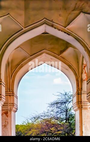 Archi all'interno delle tombe Qutb Shahi/Qutub Shahi a Ibrahim Bagh, Hyderabad, Telangana, India. Foto Stock