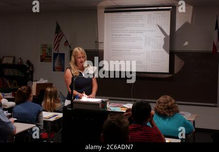 Mabank, Texas USA, 10 settembre 2003: Insegnante femminile nella scuola media pubblica utilizza un proiettore mentre conduce lezioni di matematica per studenti di settima elementare. IL MODELLO RILASCIA SP-71 A SP-80. ©Bob Daemmrich Foto Stock