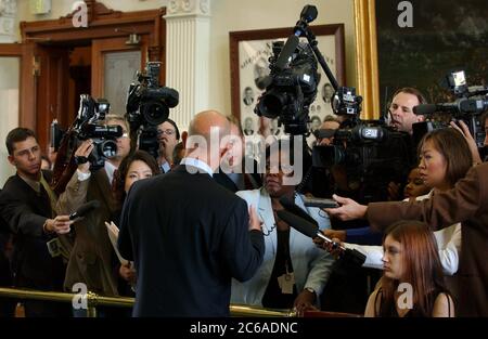 Austin, Texas USA, 16 settembre 2003: : John Whitmire, senatore del Texas, di Houston, parla con la stampa mentre i senatori del Texas si incontrano al Campidoglio con saluti amichevoli, strette di mano e buona volontà per una terza sessione speciale, dopo che i democratici sono tornati da un esilio autoimposto di sei settimane nel New Mexico per bloccare un disegno di legge riorganizzativo all'inizio di quest'estate. Entrambe le parti hanno promesso cooperazione per i prossimi 30 giorni. ©Bob Daemmrich Foto Stock