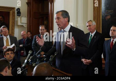 Austin, Texas USA, 26 agosto 2003: La seconda sessione speciale della 78a legislatura del Texas termina "sine die" al Campidoglio con un impasse sulla rigestione ancora in corso. Tenente repubblicano Gov. David Dewhurst e i senatori parlano con la stampa per riportare i loro colleghi democratici, che sono usciti per mostrare la loro opposizione al piano di riorganizzazione partigiana, ad Austin. ©Bob Daemmrich Foto Stock