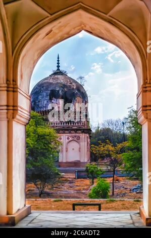 Archi all'interno delle tombe Qutb Shahi/Qutub Shahi a Ibrahim Bagh, Hyderabad, Telangana, India. Foto Stock