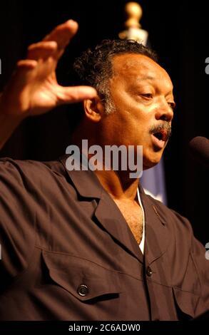 Georgetown, Texas USA, 12 settembre 2003: Attivista per i diritti civili Rev. Jesse Jackson, che parla agli studenti durante un discorso alla Georgetown High School . ©Bob Daemmrich Foto Stock
