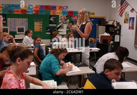 Mabank, Texas USA, 10 settembre 2003: Insegnante femminile nella scuola media pubblica conduce lezioni di matematica per studenti di settima elementare. Foto Stock