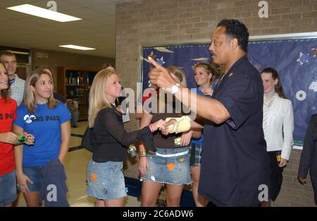 Georgetown, Texas USA, 12 settembre 2003: L'attivista per i diritti civili Rev. Jesse Jackson, in visita alla Georgetown High School, ha incoraggiato gli studenti a farsi coinvolgere in politica, essere attivisti e registrarsi per votare al fine di fare la differenza per il loro futuro. Dozzine di studenti in età di voto si sono registrati per votare dopo il discorso di Jackson. ©Bob Daemmrich Foto Stock