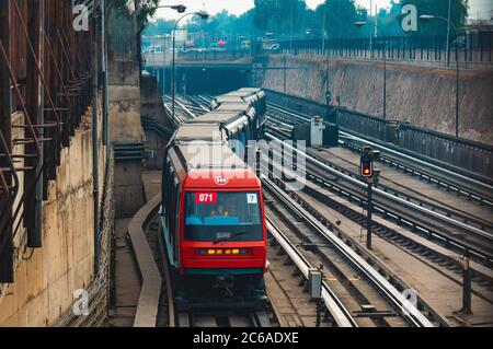 Santiago, Cile - Giugno 2014: Un treno Metro de Santiago alla linea 1 Foto Stock