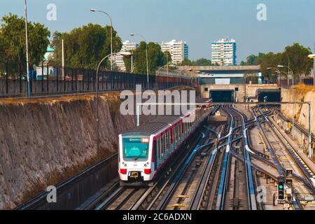 Santiago, Cile - Giugno 2014: Un treno Metro de Santiago alla linea 1 Foto Stock