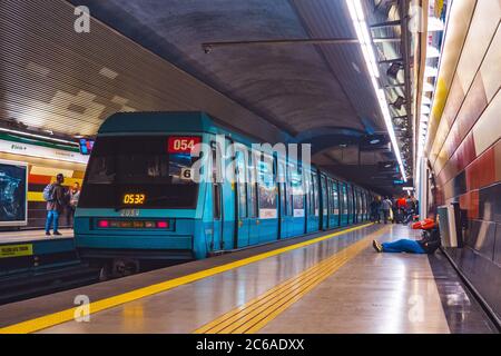 Santiago, Cile - Giugno 2014: Un treno Metro de Santiago alla linea 5 Foto Stock