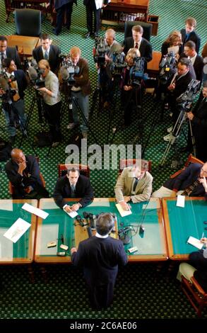 Austin, Texas USA, 26 agosto 2003: La seconda sessione speciale della 78a legislatura del Texas termina "sine die" al Campidoglio con un impasse sulla rigestione ancora in corso. I senatori repubblicani parlano con la stampa per far tornare ad Austin i loro colleghi democratici, che sono usciti per mostrare la loro opposizione al piano di riorganizzazione partigiana. Tenente Gov. David Dewhurst si trova in fondo al centro. ©Bob Daemmrich Foto Stock