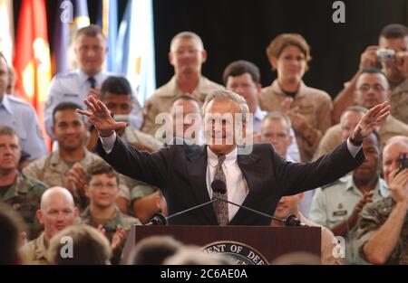 San Antonio, Texas USA, 25 agosto 2003: Il segretario alla difesa Donald Rumsfeld tiene una sessione di domande e risposte in stile municipale con circa 3.000 truppe texane in un hangar presso la Lackland Air Force base, dicendo alle truppe che i comandanti statunitensi dicono di avere abbastanza truppe per combattere gli attacchi di guerriglia in Iraq. Rumsfeld ha risposto alle domande per circa un'ora dopo aver visitato la base. ©Bob Daemmrich Foto Stock